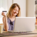 בחורה עם כרטיס אשראי מקבלת הלוואה באינטרנט