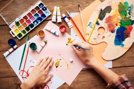 אמנים מציירים עם צבעים